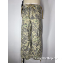 Pantalones de trabajo de ajuste sueltos con estampado de hoja de camuflaje